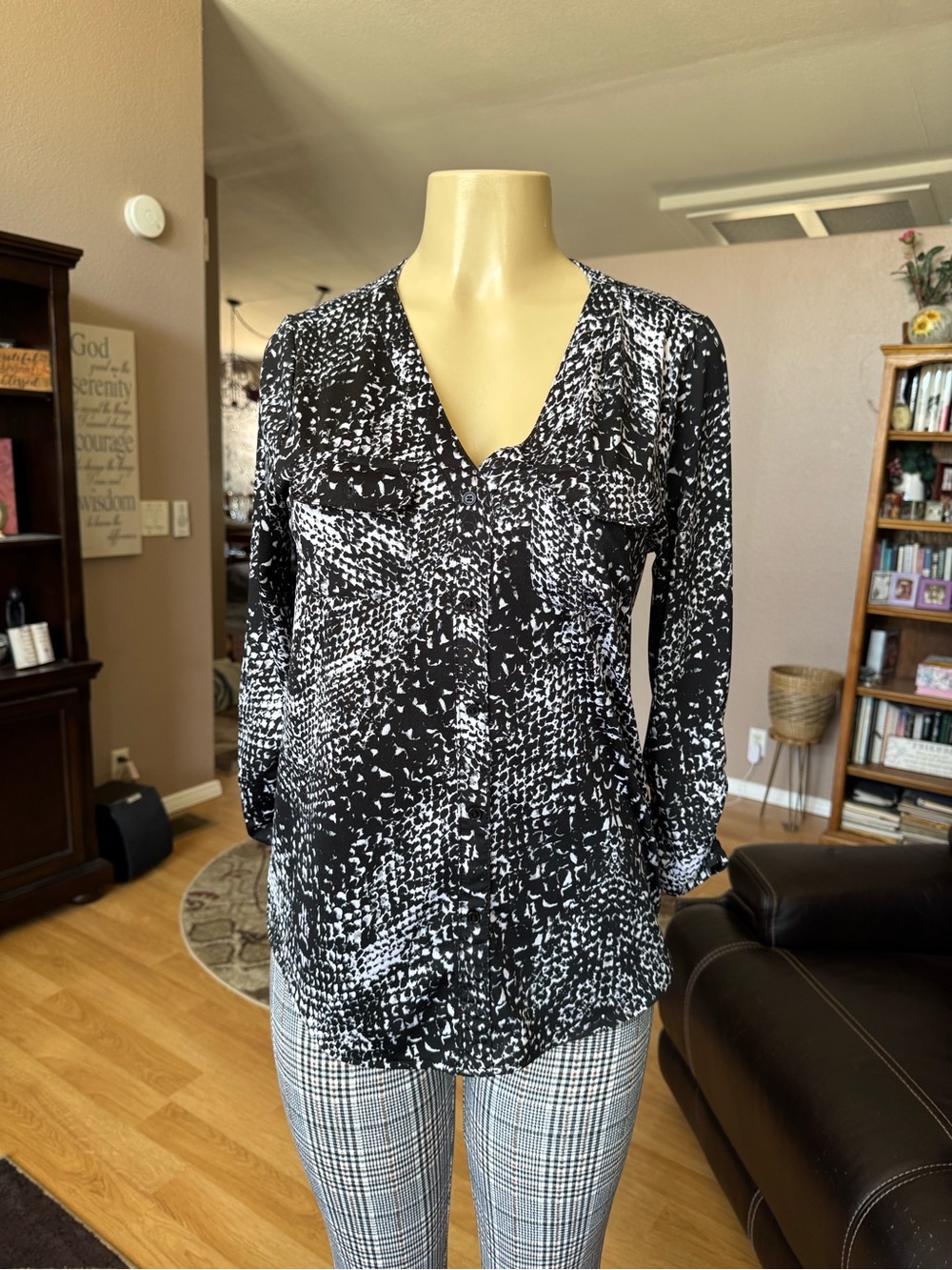 Verve black & white V-neck 3/4 sleeves-size M